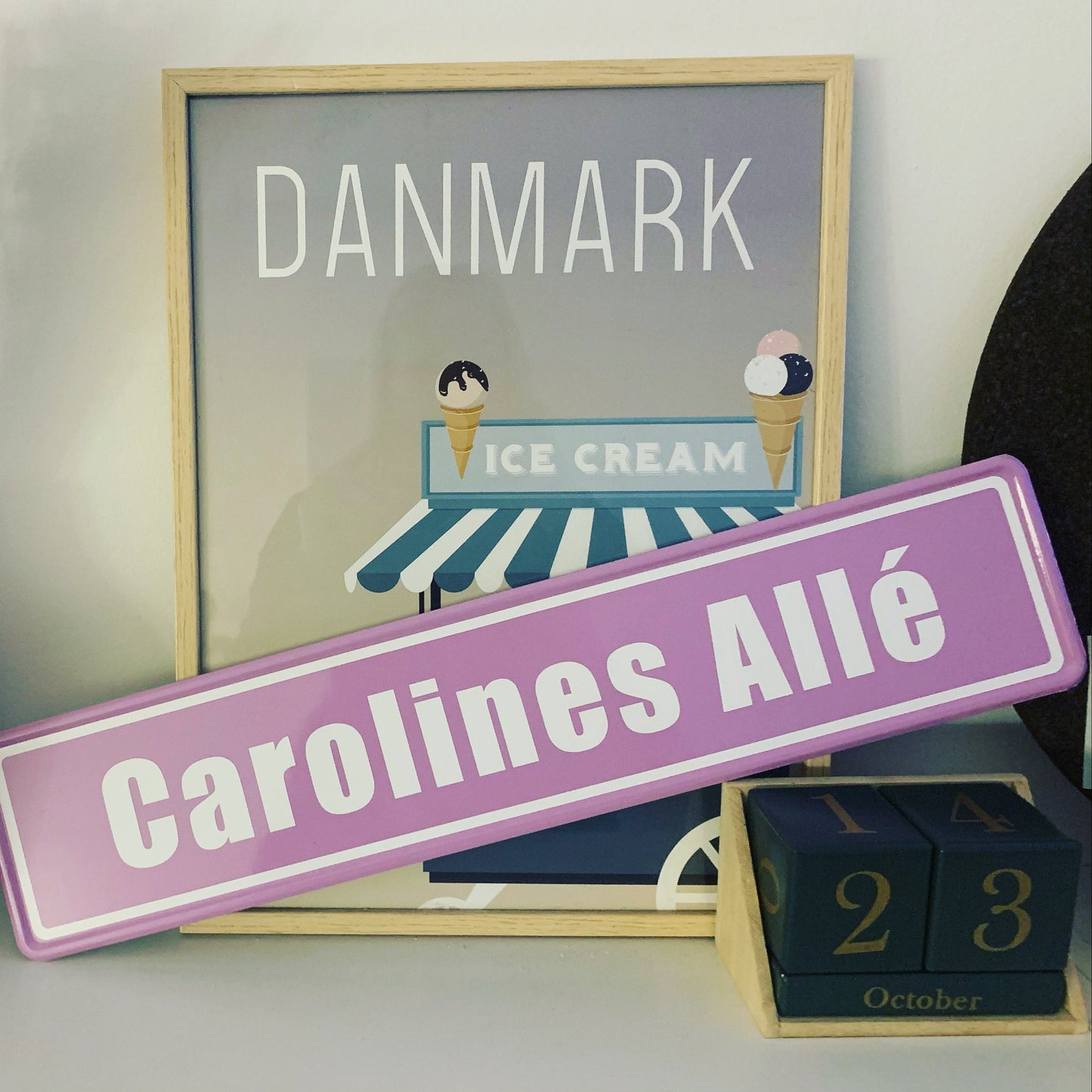 Personligt vejskilt i lyserød med barnets navn